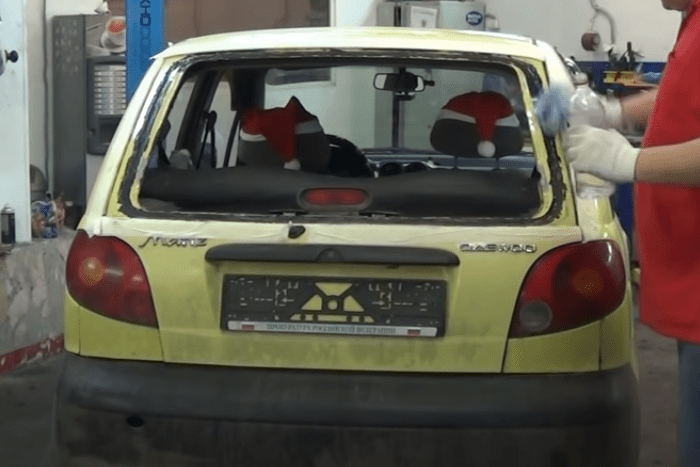 Фото процесса обезжиривания проема перед установкой нового стекла