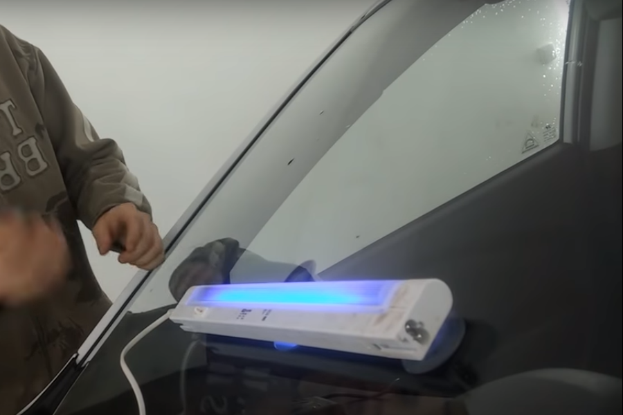 Фото сушки полимера УФ лампой