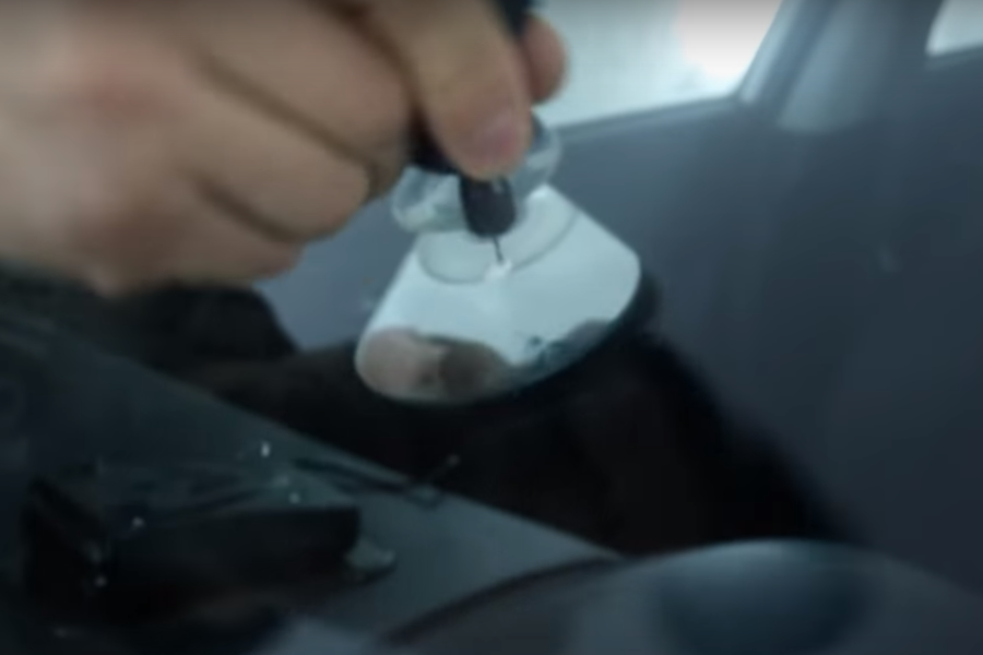 Фото процесса засверливания повреждения 