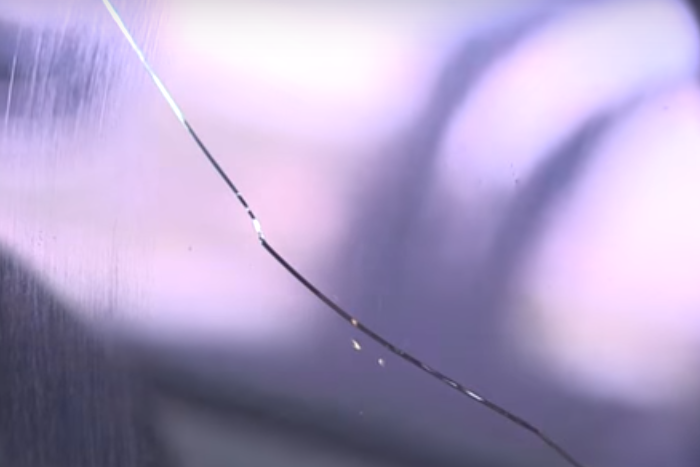 Фото трещины на стекле