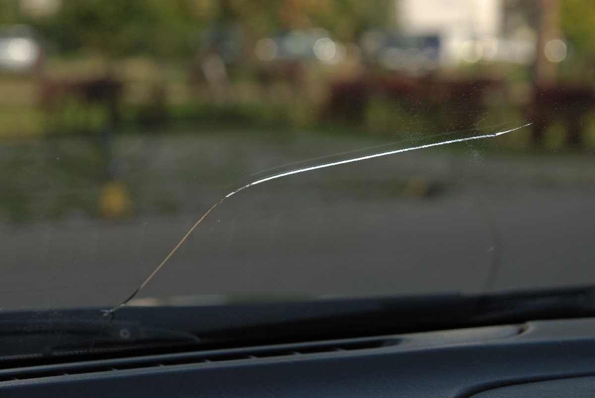 Фото трещины на автомобильном стекле